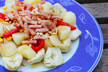 Ensalada campera templada con bacon y piñones y sobras de alcachofa