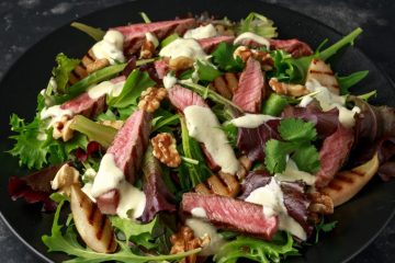 Ensalada con tropezones de carne de un filete sobrante de ayer