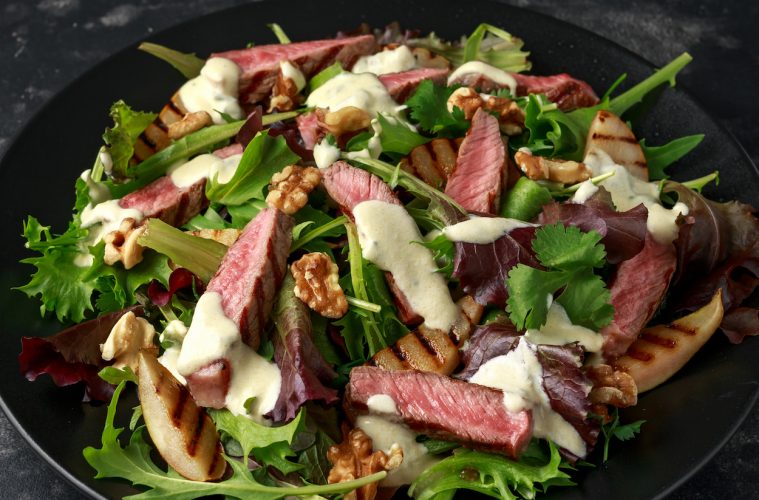 Ensalada con tropezones de carne de un filete sobrante de ayer