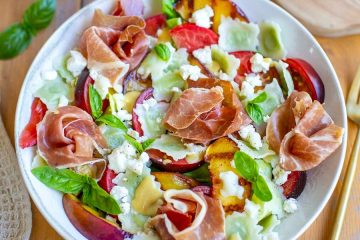 Ensalada de ravioli con jamón queso de cabra y fruta de temporada