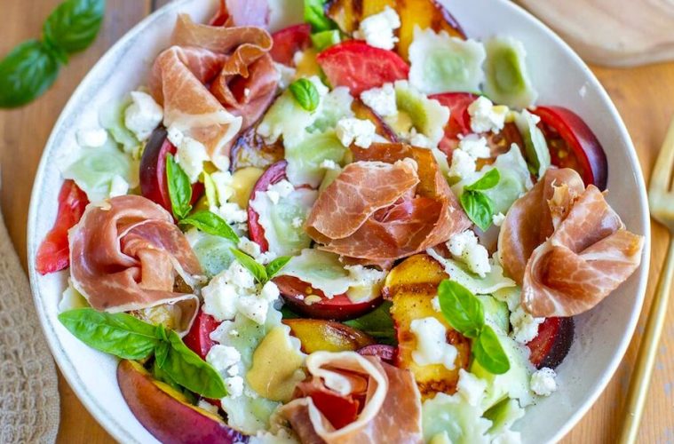 Ensalada de ravioli con jamón queso de cabra y fruta de temporada