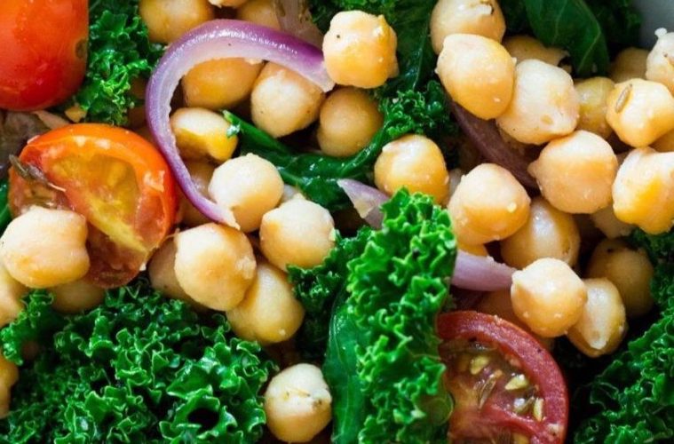 Garbanzos de ayer con kale y tomatitos cherry
