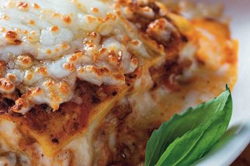 Lasaña de carne de pato confitada