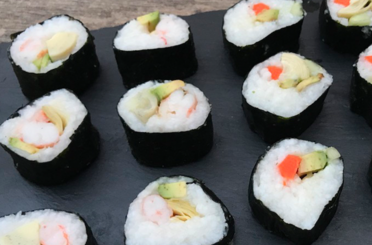 Sushi de salmón y langostinos con restos de alcachofas en conserva