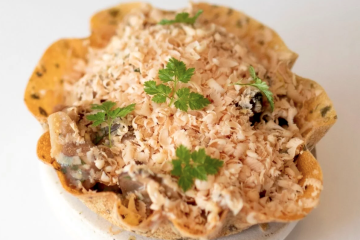 Tartaleta de setas salteadas con foie gras mi-cuit en virutas