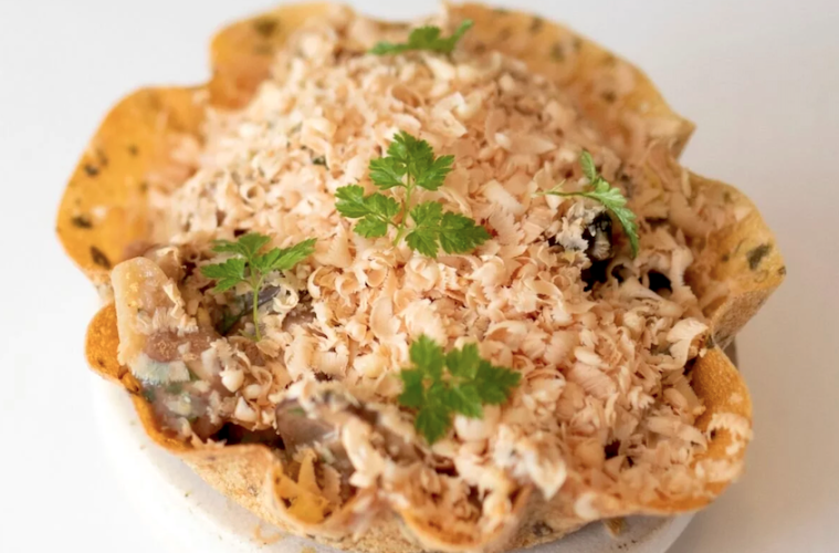 Tartaleta de setas salteadas con foie gras mi-cuit en virutas