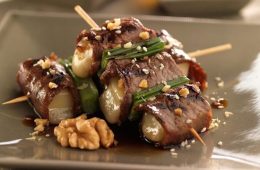 Yakitori de buey y provolone con nueces
