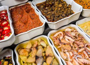 ¿Está afectando el auge de los mercaurantes a la decisión de salir de restaurantes?