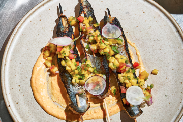 Brochetas de arenque a la brasa con pico de gallo de mango