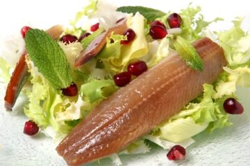 Ensalada de sardinas ahumadas con escarola y granada