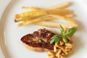 Foie gras a la plancha con espárragos blancos salteados y vinagreta de piñones