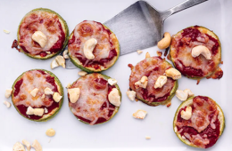 Minipizzas de calabacín, mozzarella y anacardos