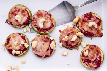 Minipizzas de calabacín, mozzarella y anacardos