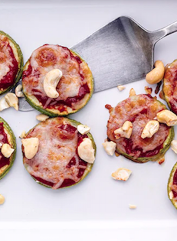Minipizzas de calabacín, mozzarella y anacardos