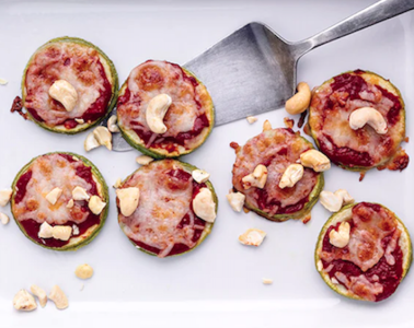Minipizzas de calabacín, mozzarella y anacardos
