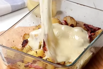 Patatas asadas a los tres quesos con bacon crujiente