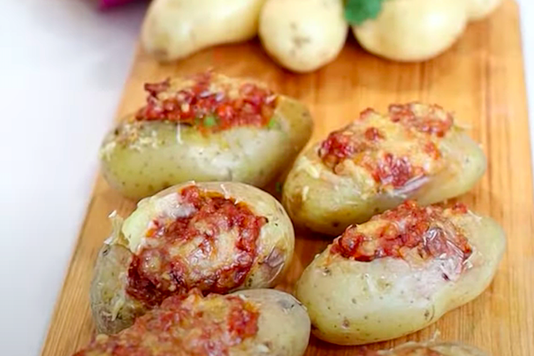 Patatas asadas rellenas con boloñesa de lentejas sobrantes