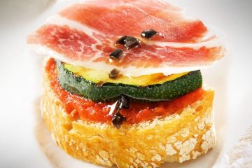 Pinchitos de jamón, calabacín y crema de piquillos