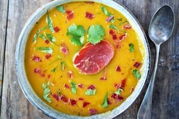 Sopa de calabaza con chips crujientes de jamón