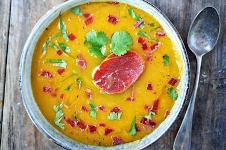 Sopa de calabaza con chips crujientes de jamón