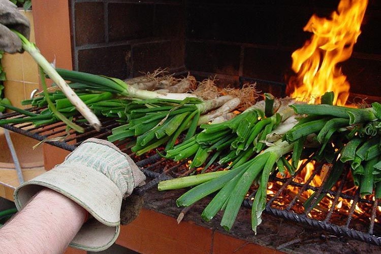 Haciendo una calçotada. Foto Kippelboy