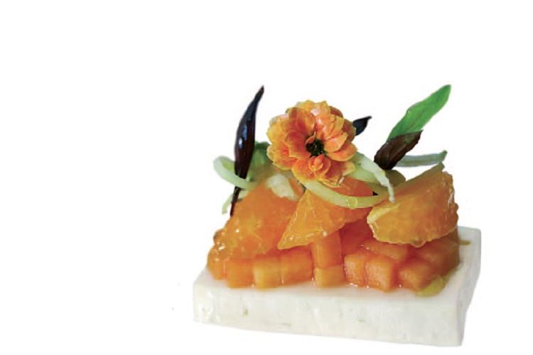 Ensalada de papaya y queso tierno con naranjas