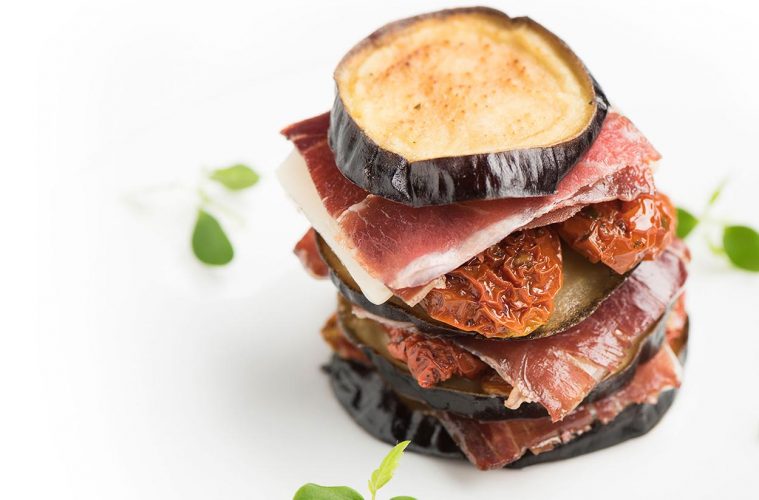 Milhojas de berenjena con lascas de Jamón. Foto Cinco Jotas