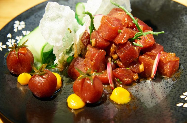 Tartar y sashimi, cada plato con su corte. Tartar de atún. Foto La Pilla de Almagro