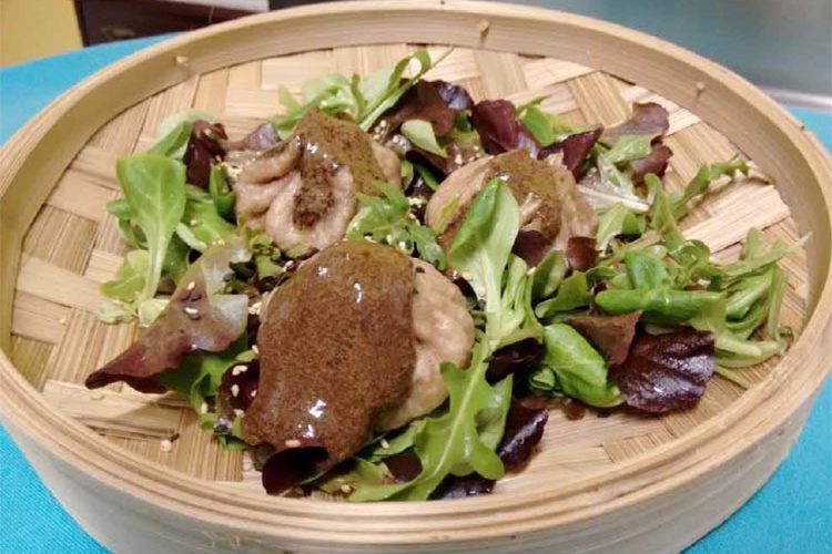Baozi de castaña de Galicia con conejo campero y ajo negro