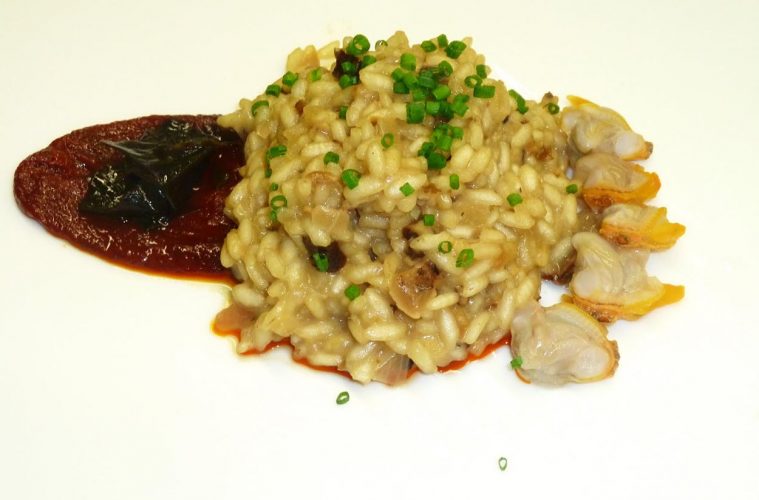 Risotto de hongos y San Simón con piquillos, berberechos y kombu de azúcar. Foto Portomuiños