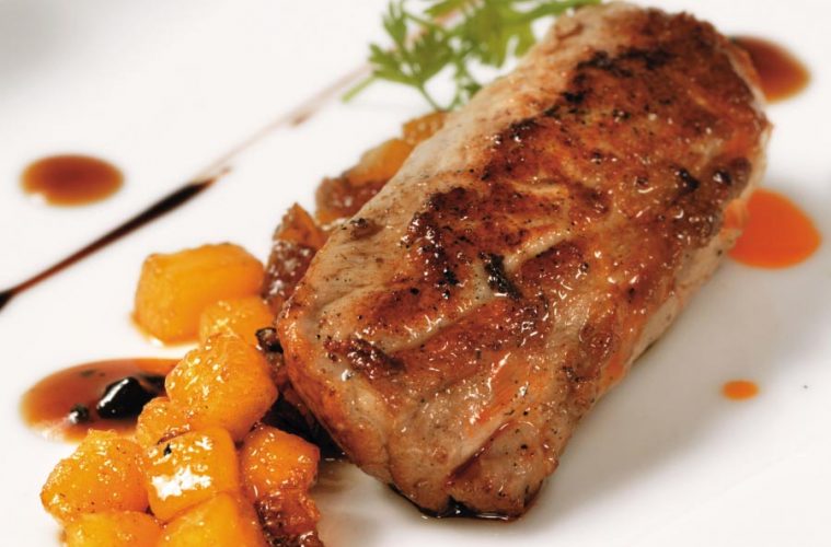 Solomillitos de ternasco con melocotón y vino