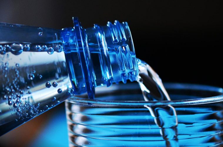 Aumenta el consumo de agua envasada en los hogares . Foto MAPAMA
