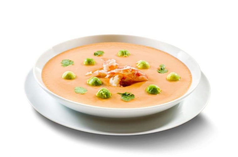 Gazpacho con Cangrejo Rojo Real noruego y aguacate