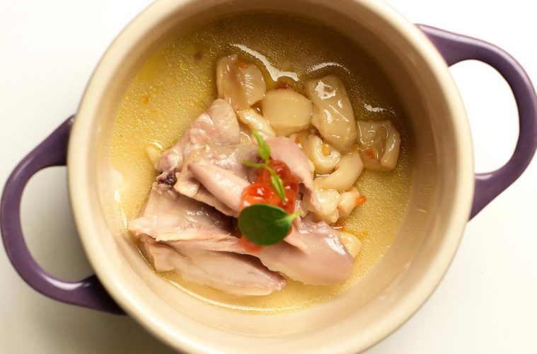 Guiso de conejo con callos de bacalao y huevas de salmón