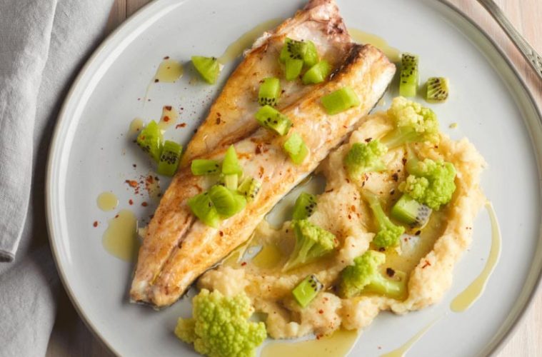 Lubina con puré de apio, brócoli y dados de kiwi