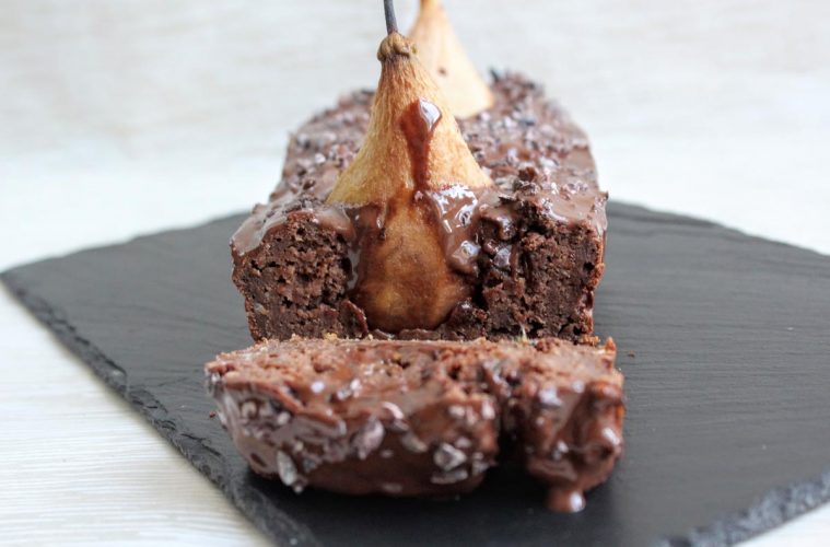 Bizcocho de pera especiada y chocolate