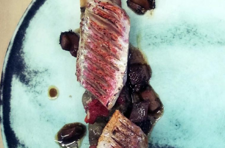 Coca de verduras escalibadas con salmonete a la llama, robellones y jugo de escabeche