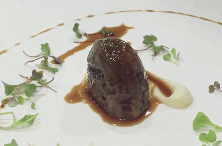 Carrillera de cerdo con puré de tubérculos