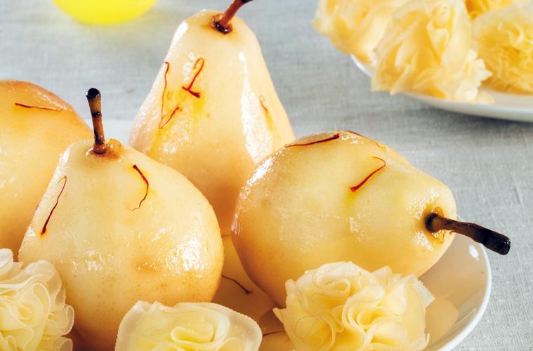 Peras pochadas al limoncello con queso Tête de Moine