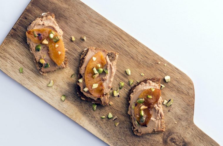Tostas con foie, melocotón y pistachos