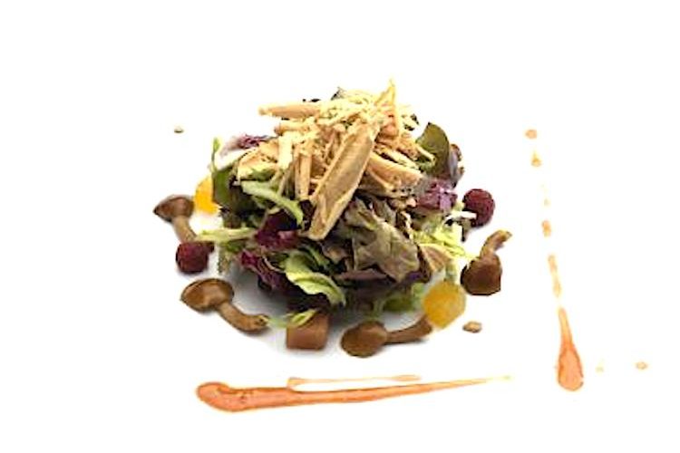 Ensalada de foie con setas confitadas, fresas y vinagreta de balsámico de cava