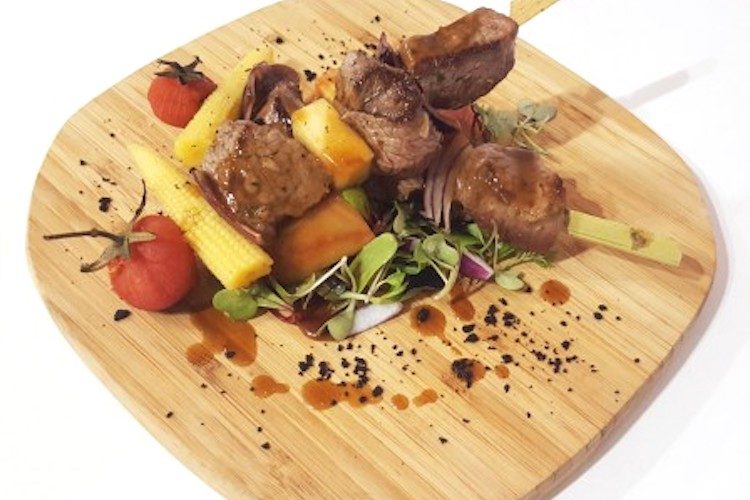 Espetos de picaña de vacuno con piña, maíz y salsa de chipotle