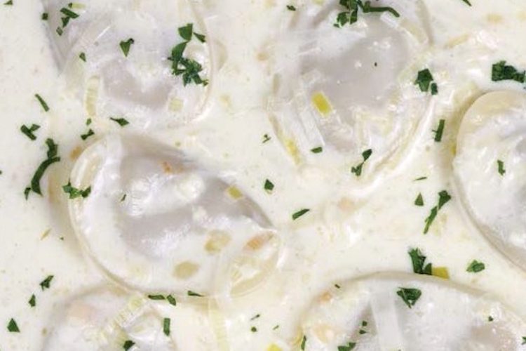 Raviolis rellenos de cordero en salsa de queso Gamonéu con puerros