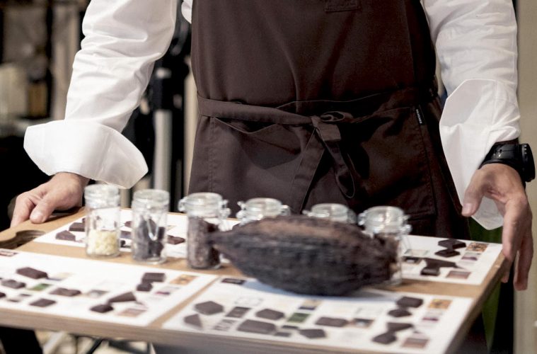 En los últimos años, y como ya había ocurrido en otros países de fuerte tradición chocolatera como Bélgica, Francia y Suiza, España está siendo testigo de un importante desarrollo del llamado movimiento Bean to Bar, que defiende un cuidadoso proceso del cacao, desde el propio cultivo, hasta su tueste artesanal a nivel local.