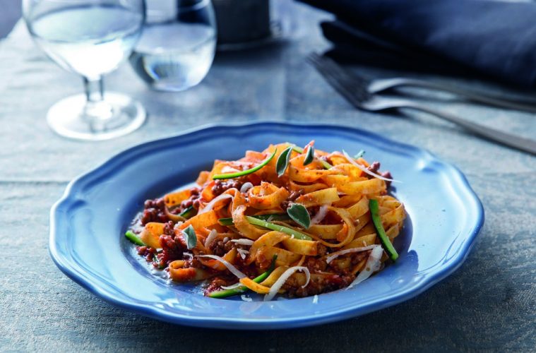 Tagliatelle con ternera picada, calabacín y salvia