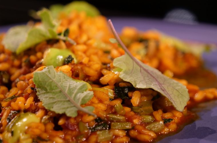Arroz de pak choi mini con hierbas y alioli de cilantro