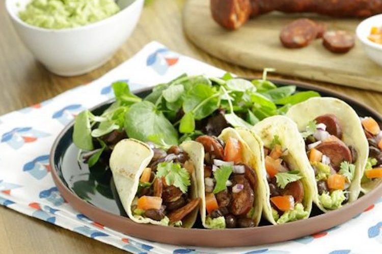 Tacos mexicanos con chorizo riojano, pico de gallo y cilantro