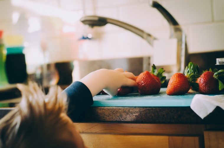 Buen momento para educar a los niños en seguridad e higiene en la cocina