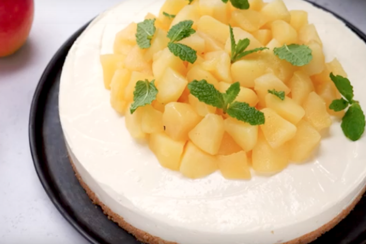 Tarta de crema agria con dados de manzana