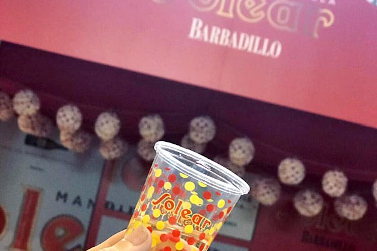 Alumbrado de balcones para celebrar la Feria de Abril desde casa